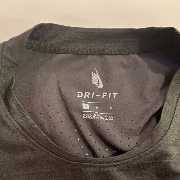 Nike Men's Vented Back Side Slit Performance Shirt - Size Medium - Picture 3 of 3